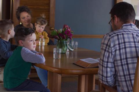 Apa yang Dimaksud dengan Pemuridan Keluarga (dan Apa yang Bukan)?