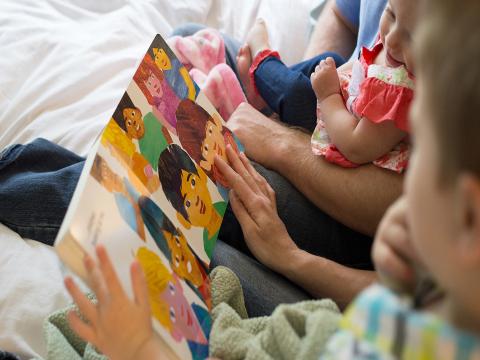 Waktu Khusus Bercerita: Senjata Rahasia Pemuridan Keluarga